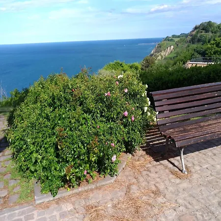 Large In A Stone بيت للعطل